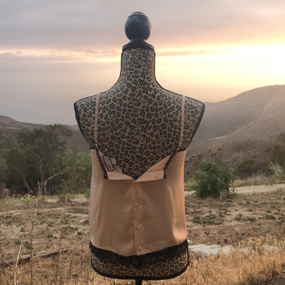 Buttoned chemise lace top with an edge. 32A-C-34C - Picture 5 of 5